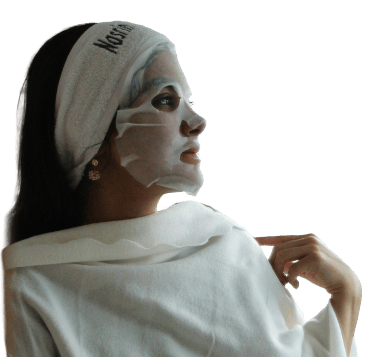 Una donna con una maschera in tessuto sul viso